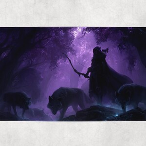 Puede incluir: Una alfombra de baño rectangular con una escena de fantasía. Una figura con capa y arco se encuentra en un bosque púrpura con tres lobos. La obra de arte tiene una atmósfera oscura y mística con acentos brillantes.