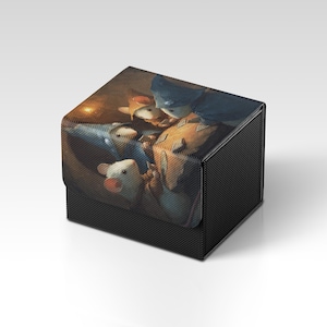 Könnte beinhalten: Schwarze Aufbewahrungsbox mit strukturierter Außenseite. Die Oberseite der Box zeigt eine farbenfrohe Illustration von mehreren Mäusen in einer warmen Szene. Die Mäuse sind in verschiedenen Outfits und Posen dargestellt, was ein skurriles Design ergibt.