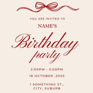 Könnte beinhalten: Eine cremefarbene Geburtstagseinladung mit burgunderfarbenem Text und einer dekorativen Schleife. Die Einladung enthält den Text "YOU ARE INVITED TO NAME'S Birthday party" mit Datum, Uhrzeit und Adresse.