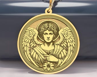 Op de afbeelding: Een gouden ketting met een hanger met een engelontwerp. De ronde hanger toont een engel met gedetailleerde vleugels en een bloem. De ketting heeft een fijne ketting en wordt weergegeven op een donkerblauwe ondergrond. De hanger is ongeveer 3 cm in diameter.