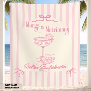 Può includere: Banner avorio con strisce rosa verticali e un'illustrazione rosa di un cocktail, un fiocco e il testo "Margs & Matrimony" e "Bella's Bachelorette". Il banner include anche la data "26-29 luglio 2026" e la località "Belville, NC".