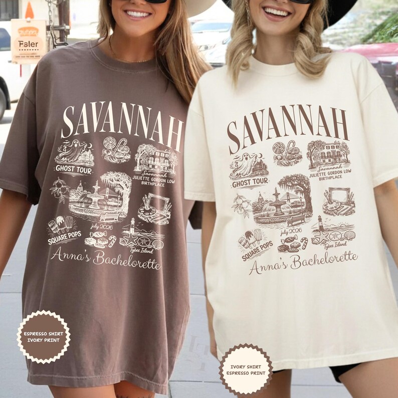 Pu&ograve; includere: Due magliette, una color espresso e una avorio, con un design di Savannah, Georgia. Il design include la parola "Savannah", illustrazioni di monumenti locali e il testo "Anna's Bachelorette". Le magliette sono a maniche corte.