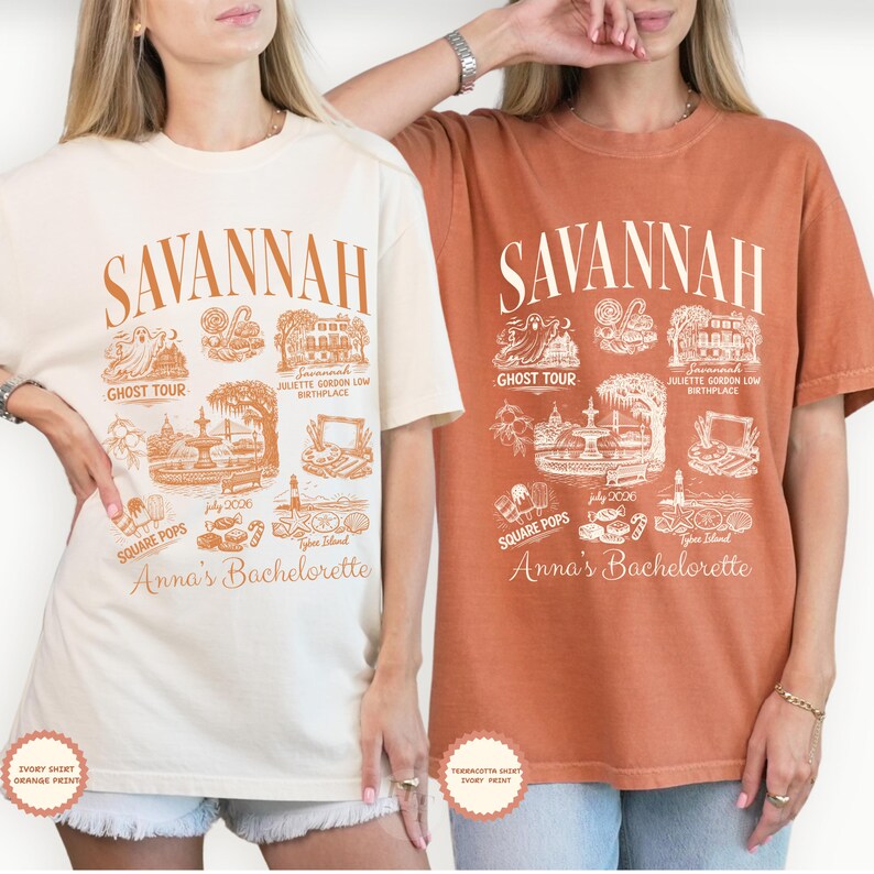 Pu&ograve; includere: Due magliette, una avorio e una terracotta, con una grafica arancione dettagliata. La grafica include la parola "SAVANNAH" sopra illustrazioni di monumenti locali e il testo "Anna's Bachelorette" sotto. Le magliette sono a maniche corte.