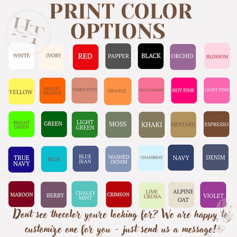 Pu&ograve; includere: Una tabella colori con varie opzioni di stampa, tra cui bianco, rosso e nero. Il testo "PRINT COLOR OPTIONS" &egrave; in alto. La tabella include anche il testo "Non vedi il colore che cerchi? Siamo felici di personalizzarlo per te: inviaci un messaggio!"