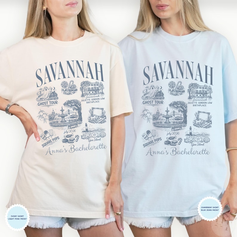 Pu&ograve; includere: Due magliette, una color avorio e una azzurra, con un design grafico che include la parola "Savannah" e illustrazioni di monumenti locali. &Egrave; incluso anche il testo "Anna's Bachelorette".