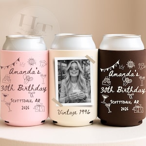 Può includere: Tre portabicchieri con disegni a tema compleanno. Uno è rosa con "Amanda's 30th Birthday" e Scottsdale, AR, 2026. Il secondo è color crema con una foto e "Vintage 1996". Il terzo è marrone con testo simile.