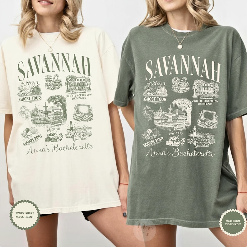 Pu&ograve; includere: Due magliette, una avorio e una verde muschio, ciascuna con un design grafico. Il design include la parola "SAVANNAH" sopra illustrazioni di monumenti e il testo "Anna's Bachelorette". La maglietta avorio ha una stampa muschio.