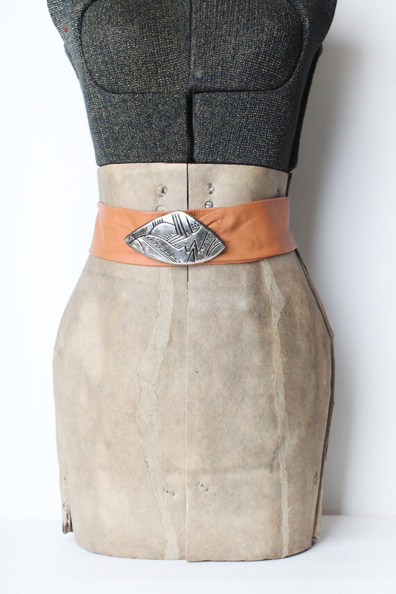 Vintage Women's Tan Leather Waist Belt, Cinch Belt - image 3