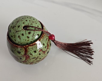 Green Kiln-Fired Pet Urn, Ceramic Ash Keepsake Box with Red Bead & Tassel, 50g Capacity, Memorial for Dog or Cat, Final Resting Place