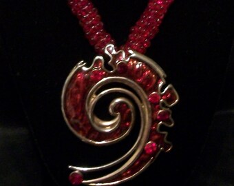 Collar vintage abstracto rojo con cuentas de diseñador, sin firmar, "Red Nine"