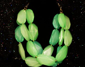 Collar vintage con cuentas acrílicas grandes facetadas en tonos menta y verde azulado. Un detalle llamativo. "Minty Fresh".