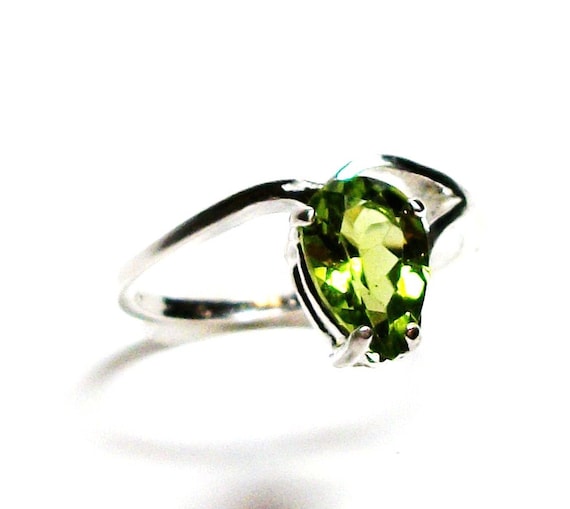 Peridot, peridot pear ring, peridot ring, green ring, august birthstone, solitaire ring,  s6 3/4   "Leap Frog"
