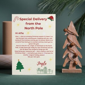 Könnte beinhalten: Eine Weihnachtskarte mit dem Text "Special Delivery from the North Pole" und einer persönlichen Nachricht. Rechts befindet sich eine Holzdekoration in Form eines Weihnachtsbaums mit kleinen Glocken.