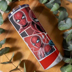 Pu&ograve; includere: Un bicchiere in acciaio inossidabile con un design a fumetti di Spider-Man. Il bicchiere ha uno sfondo rosso e bianco con pi&ugrave; immagini di Spider-Man. Il bicchiere &egrave; cilindrico e ha un coperchio trasparente.