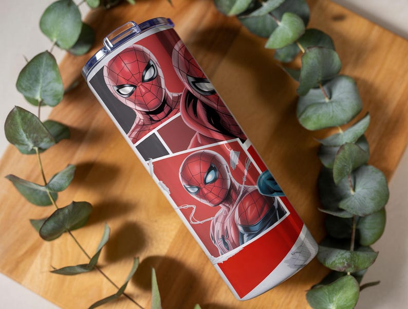 Pu&ograve; includere: Un bicchiere in acciaio inossidabile con un design a fumetti di Spider-Man. Il bicchiere ha uno sfondo rosso e bianco con pi&ugrave; immagini di Spider-Man. Il bicchiere &egrave; cilindrico e ha un coperchio trasparente.