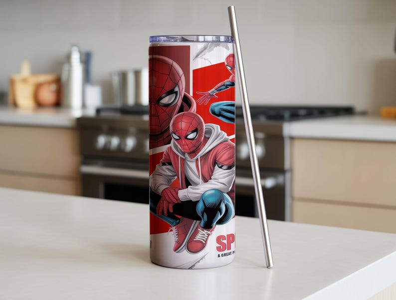 Pu&ograve; includere: Un bicchiere in acciaio inossidabile con un design di Spider-Man. Il bicchiere ha una combinazione di colori rosso, bianco e blu con illustrazioni di Spider-Man in varie pose. Una cannuccia d'argento &egrave; posizionata accanto al bicchiere.