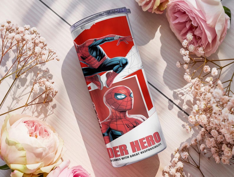 Pu&ograve; includere: Un bicchiere in acciaio inossidabile con illustrazioni di Spider-Man in rosso, nero e blu. Il bicchiere riporta le scritte "SPIDER HERO" e "COMES WITH GREAT RESPONSIBILITY". Il bicchiere &egrave; cilindrico e ha un coperchio trasparente.