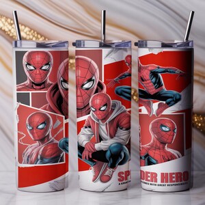 Pu&ograve; includere: Tre bicchieri in acciaio inossidabile con illustrazioni di Spider-Man. Ogni bicchiere presenta un'immagine diversa di Spider-Man nel suo costume rosso e blu. Il testo "Spider Hero" &egrave; visibile su un bicchiere.