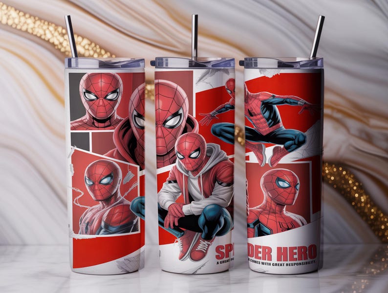 Pu&ograve; includere: Tre bicchieri in acciaio inossidabile con illustrazioni di Spider-Man. Ogni bicchiere presenta un'immagine diversa di Spider-Man nel suo costume rosso e blu. Il testo "Spider Hero" &egrave; visibile su un bicchiere.
