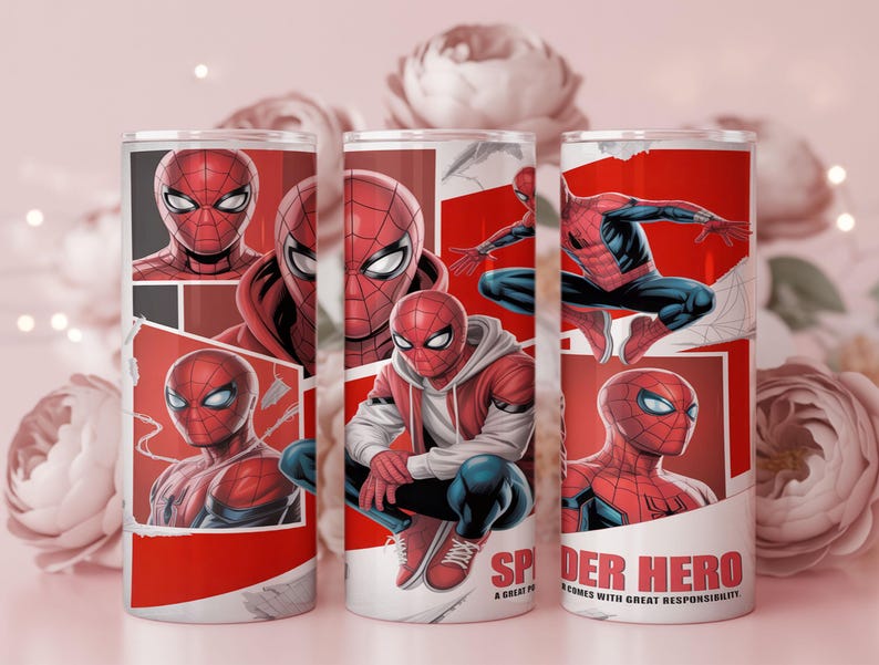 Pu&ograve; includere: Tre bicchieri isolati rossi e bianchi con illustrazioni di Spider-Man. I disegni includono varie pose e primi piani del supereroe, con il testo "Spider Hero" e "A great power comes with great responsibility."