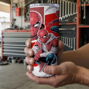 Pu&ograve; includere: Un bicchiere in acciaio inossidabile con un design di Spider-Man. Il bicchiere presenta diverse illustrazioni di Spider-Man in pose d'azione, con una combinazione di colori rosso e bianco. Il design include un primo piano del volto di Spider-Man e scatti d'azione a figura intera.