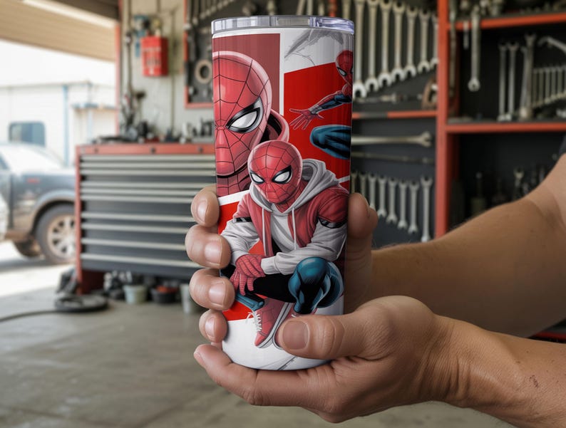 Pu&ograve; includere: Un bicchiere in acciaio inossidabile con un design di Spider-Man. Il bicchiere presenta diverse illustrazioni di Spider-Man in pose d'azione, con una combinazione di colori rosso e bianco. Il design include un primo piano del volto di Spider-Man e scatti d'azione a figura intera.