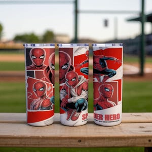 Pu&ograve; includere: Tre bicchieri in acciaio inossidabile con arte a fumetti di Spider-Man. I disegni rossi e bianchi mostrano Spider-Man in varie pose e primi piani. Il testo "Spider Hero" &egrave; visibile su un bicchiere. I bicchieri sono esposti su una superficie di legno.