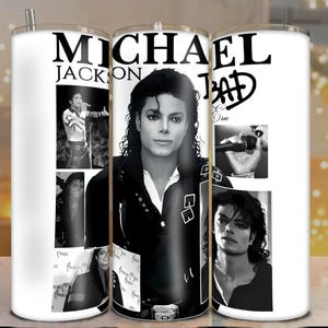 Puede incluir: Vaso blanco con múltiples imágenes en blanco y negro de Michael Jackson. El vaso tiene las palabras "MICHAEL JACKSON" y "BAD" impresas. El vaso tiene una pajita plateada.