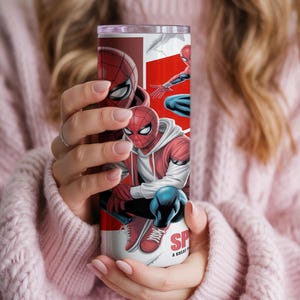 Pu&ograve; includere: Un bicchiere alto e cilindrico con un design di Spider-Man. Il bicchiere ha uno sfondo rosso e bianco con illustrazioni di Spider-Man in varie pose. Il testo "SP" e "A GREAT TIME" sono visibili sul bicchiere.