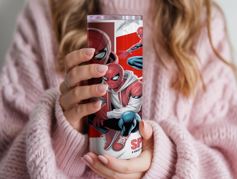 Pu&ograve; includere: Un bicchiere alto e cilindrico con un design di Spider-Man. Il bicchiere ha uno sfondo rosso e bianco con illustrazioni di Spider-Man in varie pose. Il testo "SP" e "A GREAT TIME" sono visibili sul bicchiere.