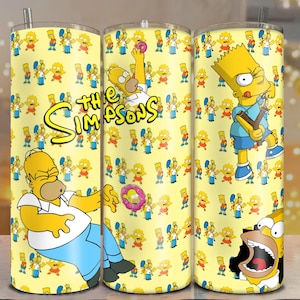 Op de afbeelding: Drie gele roestvrijstalen bekers met personages uit de tekenfilm The Simpsons. De bekers hebben een herhalend patroon van personages en de woorden "The Simpsons". Homer Simpson, Bart Simpson en andere personages zijn afgebeeld.