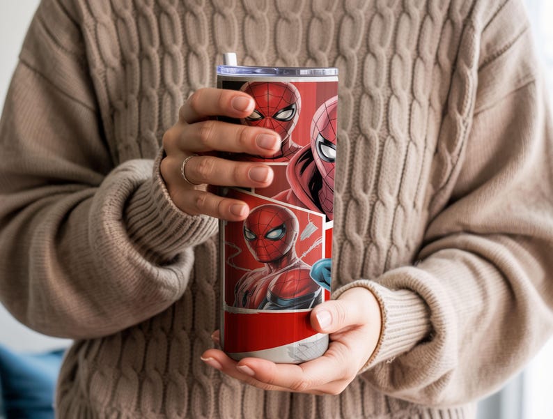 Pu&ograve; includere: Un bicchiere rosso e bianco con l'arte dei fumetti di Spider-Man. Il design include pi&ugrave; immagini del volto e della maschera di Spider-Man. Il bicchiere ha un coperchio argentato e una cannuccia bianca.