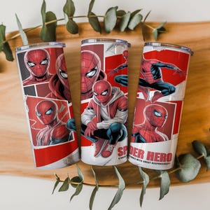 Pu&ograve; includere: Tre bicchieri in acciaio inossidabile con disegni di Spider-Man. I disegni mostrano il supereroe in varie pose, con pannelli in stile fumetto. I bicchieri sono rossi, blu e bianchi. Il testo "Spider Hero" &egrave; visibile.