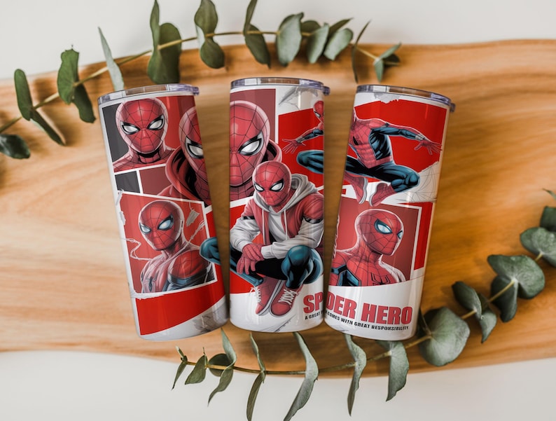 Pu&ograve; includere: Tre bicchieri in acciaio inossidabile con disegni di Spider-Man. I disegni mostrano il supereroe in varie pose, con pannelli in stile fumetto. I bicchieri sono rossi, blu e bianchi. Il testo "Spider Hero" &egrave; visibile.