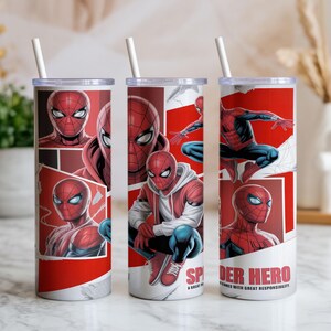 Pu&ograve; includere: Tre bicchieri in acciaio inossidabile con cannucce bianche. Ogni bicchiere presenta un design a fumetti rosso e bianco di Spider-Man. Il testo "SPIDER HERO" &egrave; visibile su un bicchiere.
