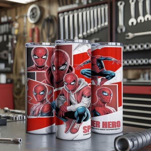 Pu&ograve; includere: Tre bicchieri termici rossi e bianchi con disegni di Spider-Man. I disegni mostrano Spider-Man in pannelli in stile fumetto. Il testo "Spider Hero" &egrave; visibile su un bicchiere. I bicchieri sono su una superficie metallica.