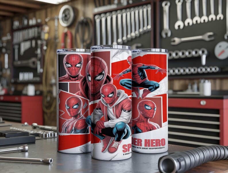 Pu&ograve; includere: Tre bicchieri termici rossi e bianchi con disegni di Spider-Man. I disegni mostrano Spider-Man in pannelli in stile fumetto. Il testo "Spider Hero" &egrave; visibile su un bicchiere. I bicchieri sono su una superficie metallica.