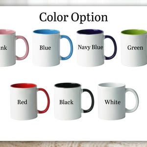 K&ouml;nnte beinhalten: Eine Auswahl an wei&szlig;en Keramikbechern mit farbigen Innenr&auml;umen und Griffen. Die verf&uuml;gbaren Farben sind Rosa, Blau, Marineblau, Gr&uuml;n, Rot, Schwarz und Wei&szlig;. Der Text "Color Option" steht oben.