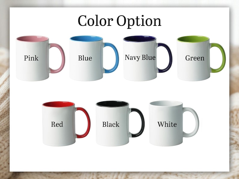 K&ouml;nnte beinhalten: Eine Auswahl an wei&szlig;en Keramikbechern mit farbigen Innenr&auml;umen und Griffen. Die verf&uuml;gbaren Farben sind Rosa, Blau, Marineblau, Gr&uuml;n, Rot, Schwarz und Wei&szlig;. Der Text "Color Option" steht oben.
