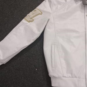 Avirex Vit Läderbomberjacka Herr Guldklubb Broderad Logotyp Perforerad Äkta Kohud Läder Bikerjacka Streetwear Present till Honom bild 5