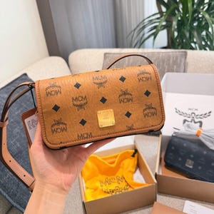 MCMレザーバッグ ラグジュアリー MCM コニャック クロスボディバッグ MCM モノグラム ショルダーバッグ デザイナー ユニセックス トラベルバッグ 彼女へのギフト