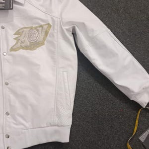 Avirex Vit Läderbomberjacka Herr Guldklubb Broderad Logotyp Perforerad Äkta Kohud Läder Bikerjacka Streetwear Present till Honom bild 6