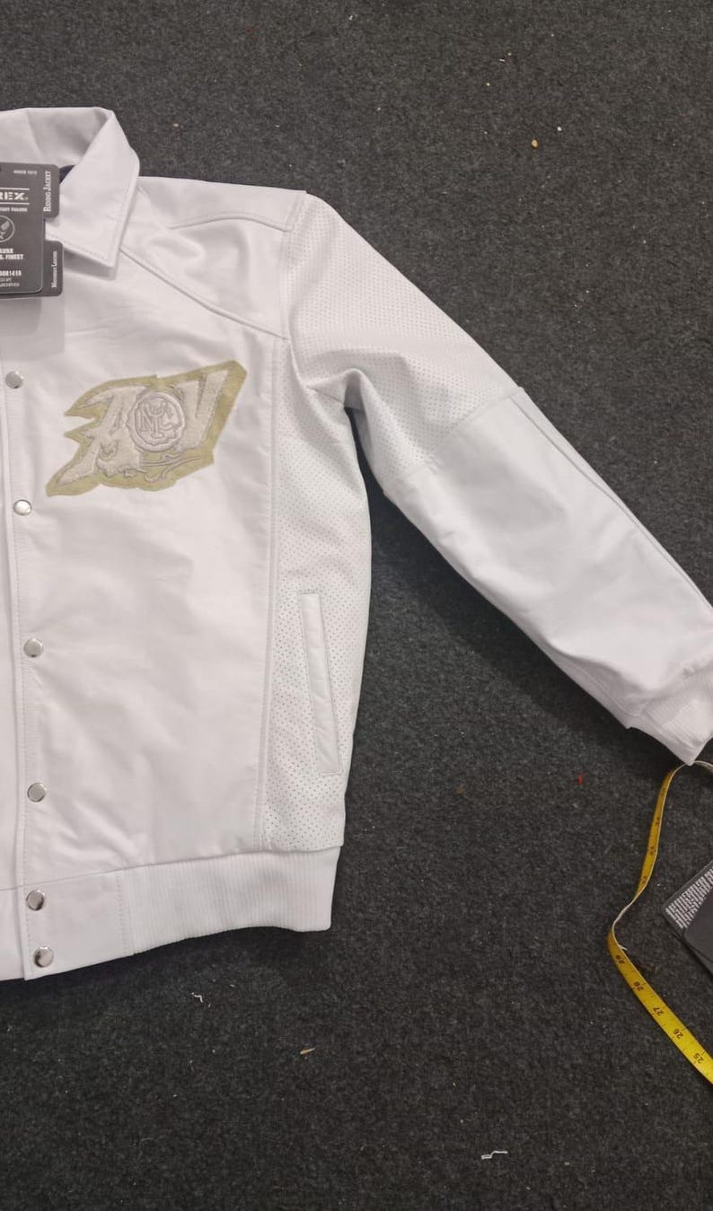 Avirex Vit Läderbomberjacka Herr Guldklubb Broderad Logotyp Perforerad Äkta Kohud Läder Bikerjacka Streetwear Present till Honom bild 6