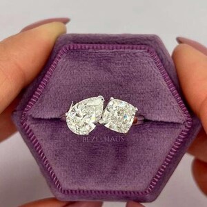 Förlovningsring med päron- och kuddslipad moissanit, ring i 14 karat massivt guld, ring med två stenar, jubileumspresent, frieriring, jubileumspresent
