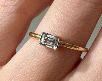 Anillo de compromiso minimalista de moissanita talla esmeralda de 0,5 quilates, oro macizo de 14 quilates, engaste de media montura, anillo delicado, anillo de promesa para ella.