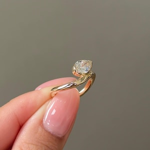 Anillo East West, anillo de compromiso de moissanita talla pera de 1 quilate, anillo de oro macizo de 14 quilates, anillo solitario, anillo con medio bisel, anillo curvo, anillo de promesa imagen 11