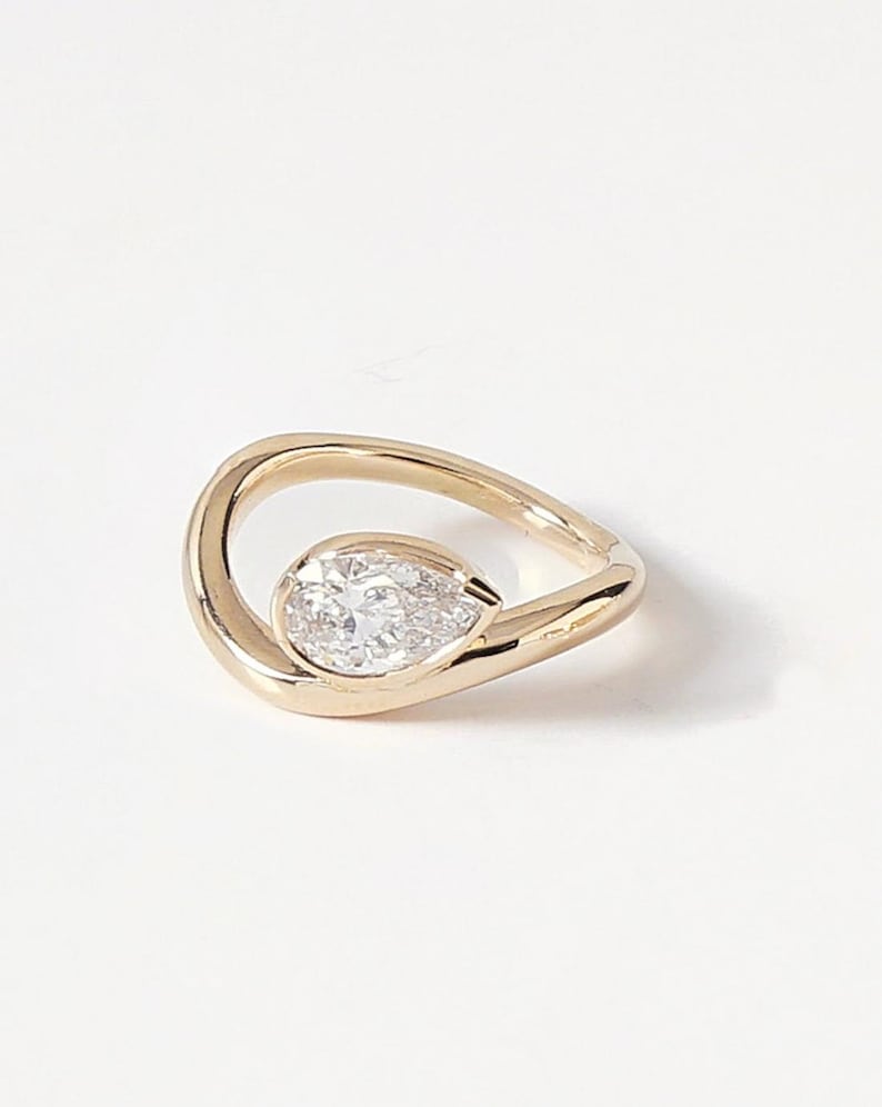 Anillo East West, anillo de compromiso de moissanita talla pera de 1 quilate, anillo de oro macizo de 14 quilates, anillo solitario, anillo con medio bisel, anillo curvo, anillo de promesa imagen 16