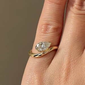 Anillo East West, anillo de compromiso de moissanita talla pera de 1 quilate, anillo de oro macizo de 14 quilates, anillo solitario, anillo con medio bisel, anillo curvo, anillo de promesa imagen 13