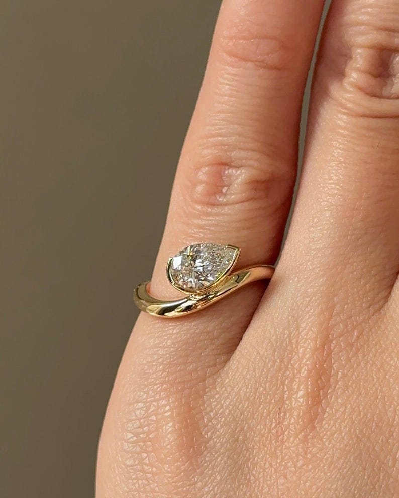 Anillo East West, anillo de compromiso de moissanita talla pera de 1 quilate, anillo de oro macizo de 14 quilates, anillo solitario, anillo con medio bisel, anillo curvo, anillo de promesa imagen 13