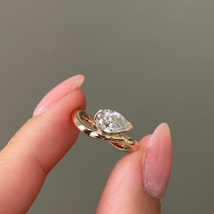 Anillo East West, anillo de compromiso de moissanita talla pera de 1 quilate, anillo de oro macizo de 14 quilates, anillo solitario, anillo con medio bisel, anillo curvo, anillo de promesa imagen 9